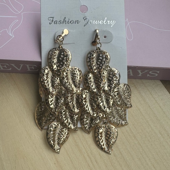 DEPARTMENT STORE FLOWER EARRINGS  NYC-2 - Picture 4 of 5